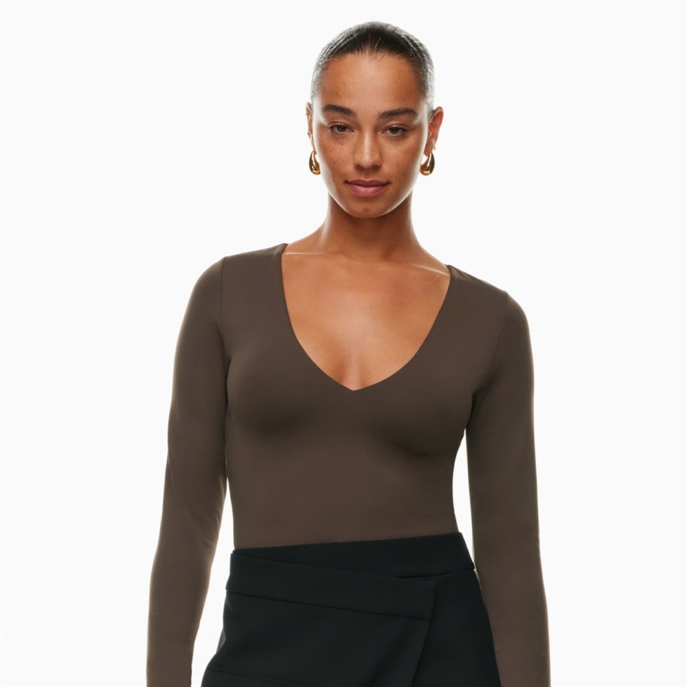 Aritzia Babaton V-Neck Long Sleeve Body Contour Top